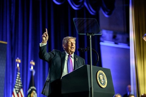 WATCH: Man asks Trump to fix lifetime achievement award from White House