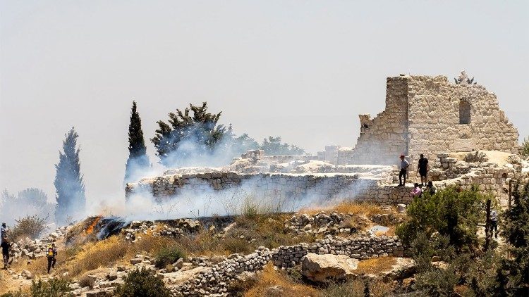 Jewish settlers attack Palestinian communities in the West Bank