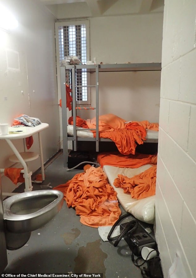 Epstein¿s cell shortly after his death with orange clothes and sheets strewn around