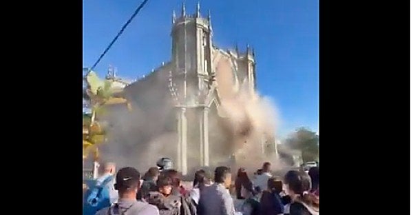 ‘Horrifying footage!’ Videos catch devastating 7.4 earthquake in progress
