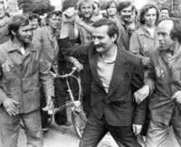 Lech Wałęsa leads workers in Poland Lech Wałęsa