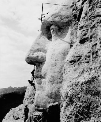 mount-rushmore-workers-carving
