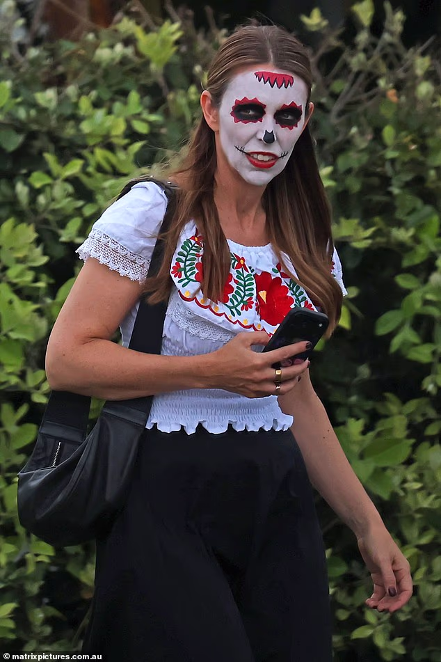 She wore red, white and black face paint with similarly coloured clothes to match