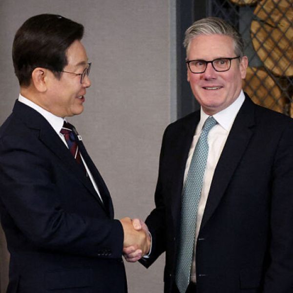 Whoops! Starmer Gaffes With Handshake For Interpreter as South Korean President Enters Behind Him