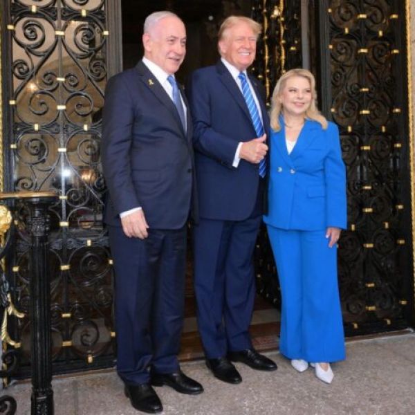 Netanyahu Meets Trump, Presents Him with Photo of Child Hostage